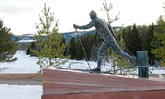 Museum byggs i Lima Skidlegenden Sixten Jernberg står staty på rastplatsen i Limedsforsen.