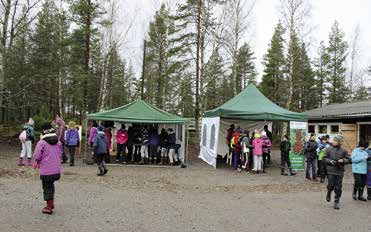 SkogsÄgaren 4/2015 19 SKOLELEVER I SKOGEN Skogsvårdsföreningen ordnade tillsammans med Skogscentralen, skogsbolag och 4H en skogsdag för skolbarn på Vargberget i Närpes.