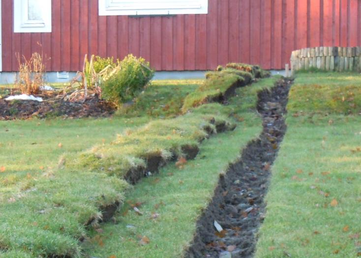 I fåran mellan anslutningspunkten och villan lägger du ner fiberslangen.