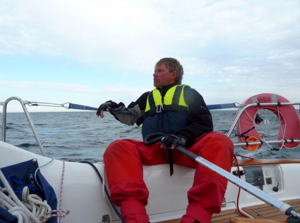 vinden tidigare bakom oss på väg mot Västerviks Angöring så konkurrenterna kunde hissa spinnaker tidigare? Inseglingen mot Oskarshamn är det största frågetecknet. Hur mycket förlorade vi där?