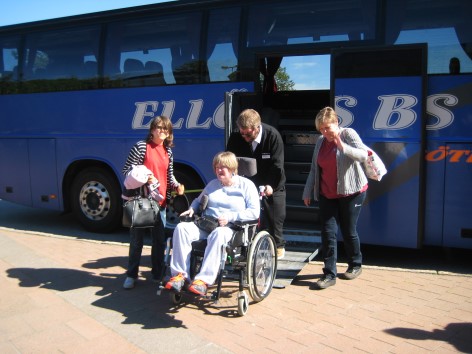 Sida 5 25 Kaprifolare åkte till Åby travet i juni. Torsdagen den 11 juni åkte 25 kaprifolare i en buss till Åby travbana för att uppleva en spännande hästkväll.