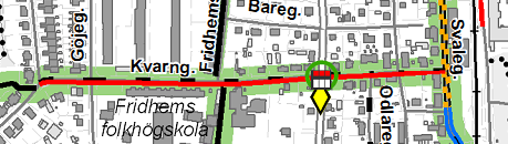 Cykelväg saknas på en del av det centrala stråket från centrum vid gamla tågstationen till skolan i öster. Trafikflödet är stort och består av en hel del tung trafik.