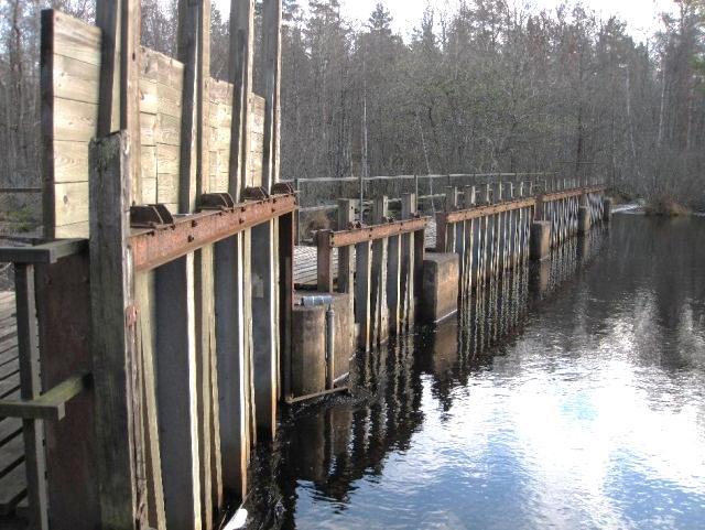 Dokumentationen skulle ge svar på frågor som Hur har vattnet använts?, Vem lät bygga kraftverket och varför? och Vad kan utläsas av platsens miljö?