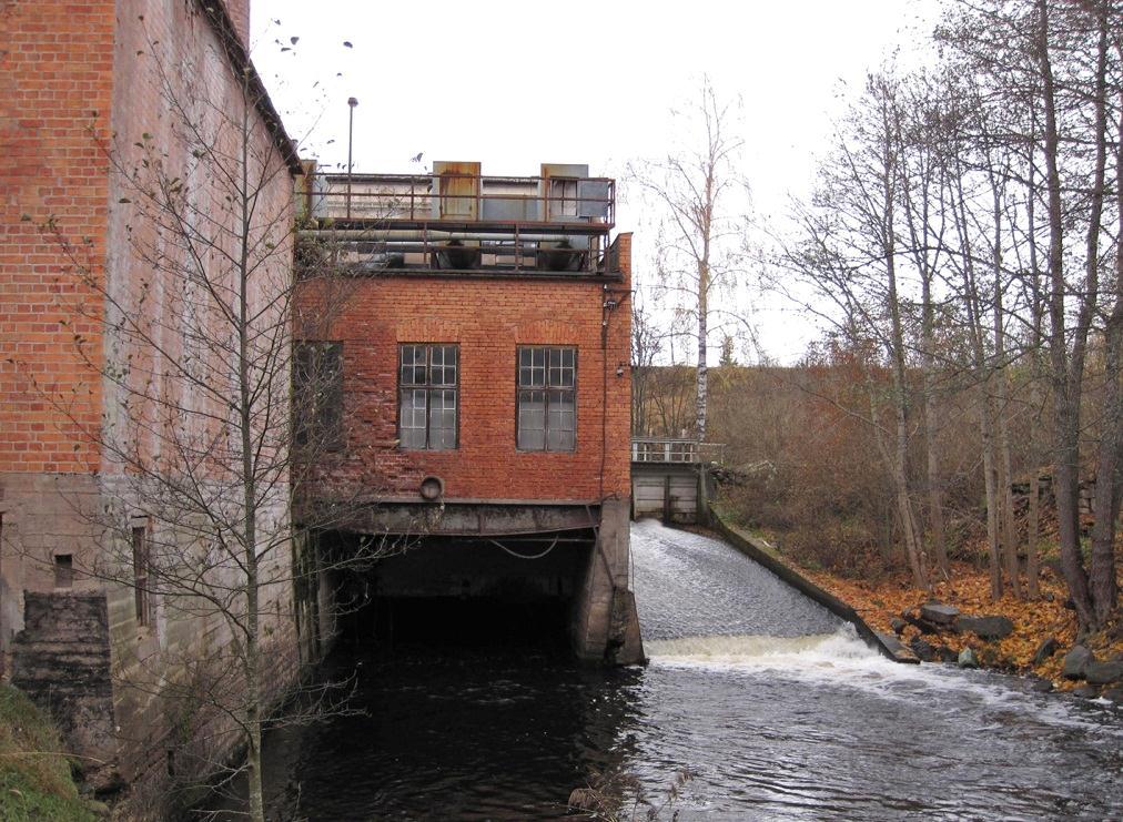 Ovan: Totebo kraftverk, ett industrikraftverk beläget i tätorts-/bruksortsmiljö.