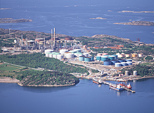 2.5 Preemraff Lysekil Preem äger även ett raffinaderi beläget i Lysekil med en kapacitet på drygt elva miljoner ton råolja per år, nästan det dubbla av raffinaderiet i Göteborg.