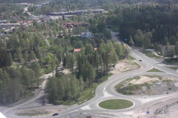 9.FÖRÄNDRINGAR OCH GENOMFÖRANDE planområdet från väster, ny trafikplats på E18 i förgrunden.