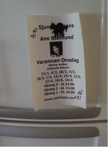 Figur 2: Dörr ut ur avdelningen på Almen Det kan vara viktigt att tänka på färger även för små detaljer, en kokbok och ett par grythandskar i rödrutig färg kan dra till sig oönskad uppmärksamhet