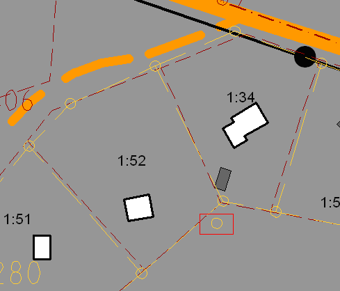 Figur 28: Den gula ringen med röd rektangel runt är den inmätta gränspunktens läge. [27] En diskussion om tänkbara orsaker till det grova felet i figur 28 finns i kapitel 7.2. 6.