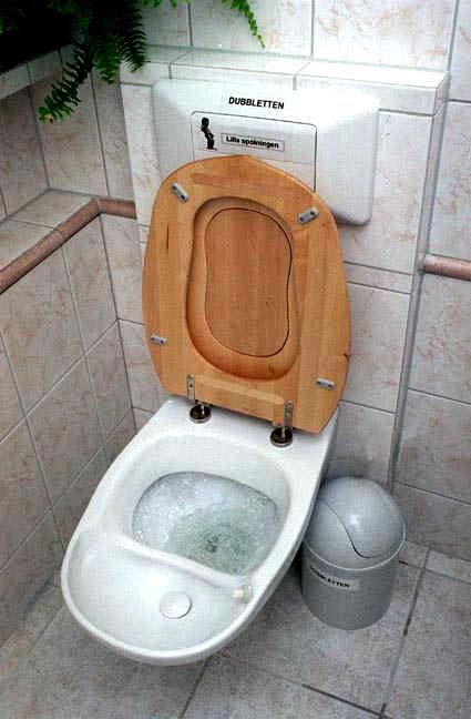 Urinsortering Urinen sorteras ut via speciell toalettstol Urinen lagras