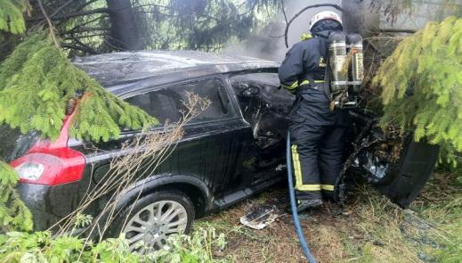 Vid vår framkomst fick räddningsledaren (RL) information om att det fanns gasflaskor i byggnaden. Insatspersonalen försökte hämta ut dessa flaskor, men misslyckades.