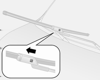 128 Bilvård Byte av bilbatteriet Observera! Alla avvikelser från anvisningarna i detta avsnitt kan leda till tillfällig avaktivering av stopp/start-systemet.