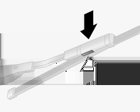 Bilvård 129 Torkarblad på bakre svängdörren Lyft torkararmen, tryck in låsclipset och håll kvar och dra loss torkarbladet.