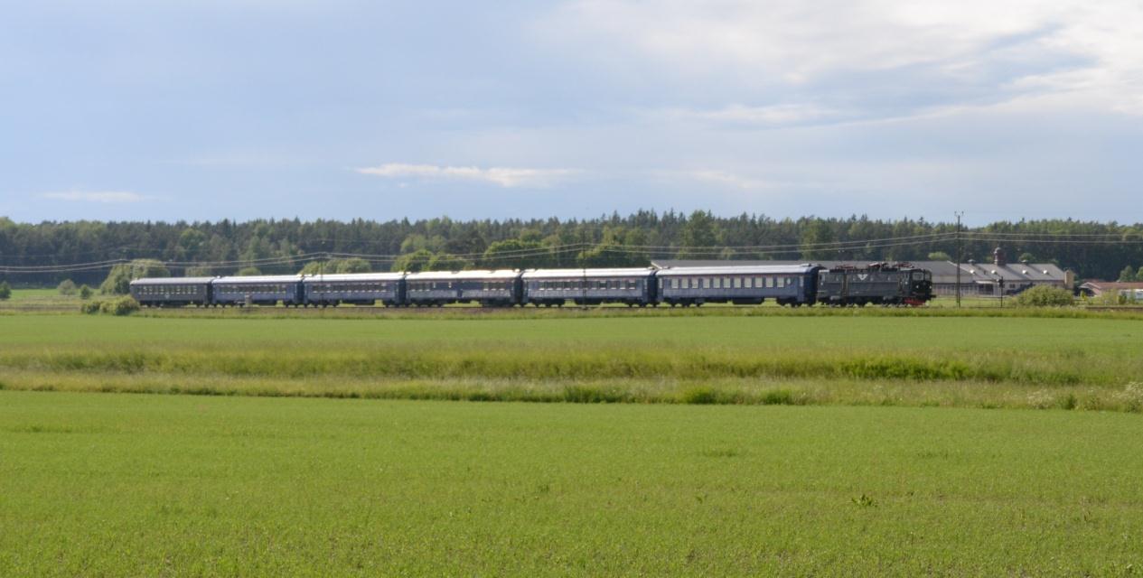 Trafiken på Dalabanan Ett Intercitytåg på Dalabanan. Trafikutbudet mellan Dalarna och Stockholm uppgår under normaltrafikperioderna vinter, vår och höst 2012 till tiotalet persontågpar.