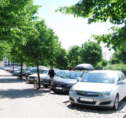 Ordnade parkeringar inklusive handikapparkering PARKERINGS- PLATSER UTANFÖR ICA Förslagsvis kan nya parkeringsplatser förläggas mot gatan samt trottoaren bakom.
