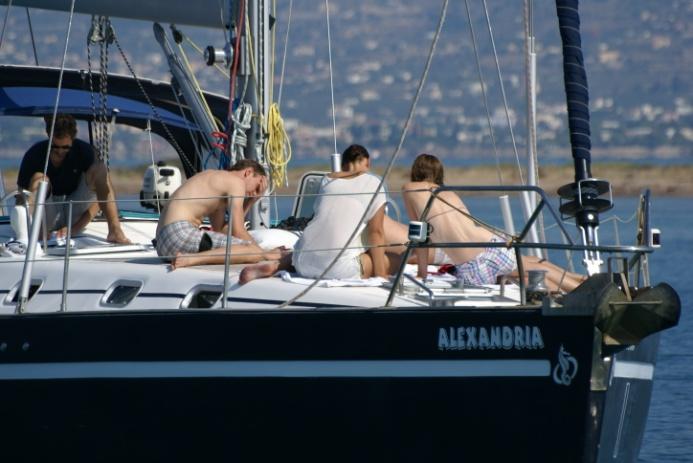 Skeppare Våra svenska professionella skeppare har lång erfarenhet både av segling och de grekiska öarna, naturligtvis med behörig kompetens som Fartygsbefäl klass VII/klass VIII.