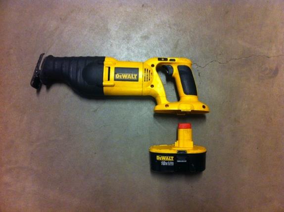 samhällsskydd och beredskap 6 (20) 2. Test 2 2.1 Batterisåg Dewalt 36 V tigersåg DeWalt DC305KL. Batterisågen är en Tigersåg med en vikt av 3,4 kg.