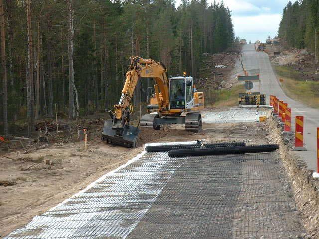 Figur 3.13 Typsektion med förstärkning med geonät av Väg 245 Fredriksberg - Sunnansjö (Sweco VBB, 2003).