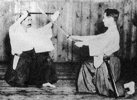 Nukitsuke, tekniken att dra svärdet och använda det i en och samma rörelse, som idag anses vara karaktäristisk för iaido, blev inte möjlig förrän man började bära svärdet i bältet med eggen uppåt.