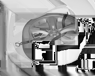 234 Bilvård 1. Placera hjulet nära lastrummets vänstra sidovägg. 2. För den ände av remmen som har en ögla genom den främre vänstra lastsäkringsöglan. 3.