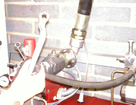 I GROPEN - HYDRAULISKA HISSAR Risk för att korgen faller fritt är stor i samband med arbeten på hydrauliskt system, på rör eller cylinder.