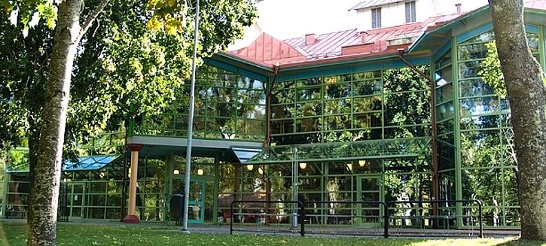 ALLMÄN INFORMATION Högsby Att studera på komvux/vuxenutbildning Utbildningen på komvux motsvarar den som elever får i grundskolan och på, men innehållet och studieupplägget är anpassat för vuxna.
