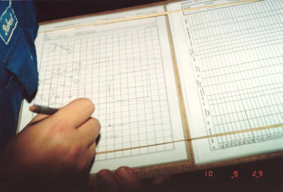 Figur B3-19. Konventionell geologisk tunnelkartering i Äspölaboratoriet. Vid geologisk kartering i slutförvaret kommer papper och penna att ersättas av karteringsdator. Figur B3-20.