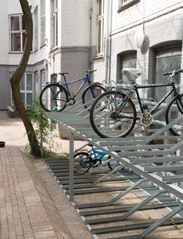 skena där cykeln ställs stadigt och låses fast. Därefter är det enbart att skjuta in skenan och cykeln står då på cykelstället övre del. Figur 2-8: Tvåvånings cykelställ.