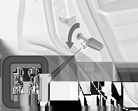 Nycklar, dörrar och fönster 23 Störning i systemet för radiofjärrkontrollsystemet Upplåsning Lås upp förardörren manuellt genom att vrida nyckeln i låset.