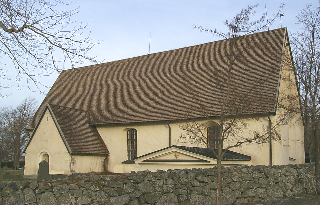och bedömning Kärrbo kyrka har sina medeltida proportioner bevarade. Ytterväggarna består mest av murverk från 1200- och 1400-talet.