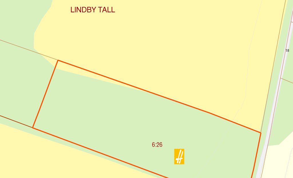 Uppvuxen vegetation på tomten idag och gamla stenmurar kantar tomtgränsen, här finns möjlighet att skapa ett insynsskyddat boende utan insyn & grannar tätt inpå.