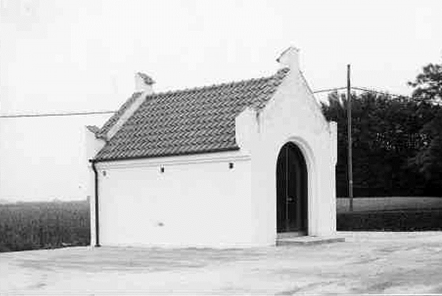 Odaterat foto från tidigt 1900-tal vilket visar sydvästra hörnet av kyrkogården med de stora gravplatserna. Ingen högre växtlighet finns på kyrkogården.