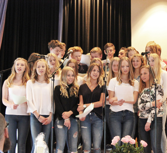 Konfirmationshögtid Konfirmationshögtid Lördagen den 14 maj hade vi, tillsammans med Pingstkyrkan, den högtidliga konfirmationshögtiden för de 30 ungdomar som under året varit med i vår