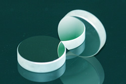 5. Titandioxid, TiO 2, är ett material som bland mycket annat används för att tillverka s.k. dielektriska speglar.