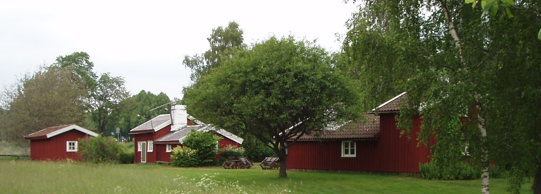 De är s k högloftshus eller sydgötiska hus och sättet att bygga på är mycket gammalt. Högloftshus finns mest i södra Sverige och stugorna i Fristad tillhör de nordligaste förekomsterna.