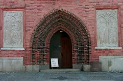 Kyrkans väggar har murats i handslaget stortegel, på en grund av gråsten, jämte betonggjutningar ilagda 1895-96 då även den yttre granitsockeln med släthuggen skråkant tillkom.