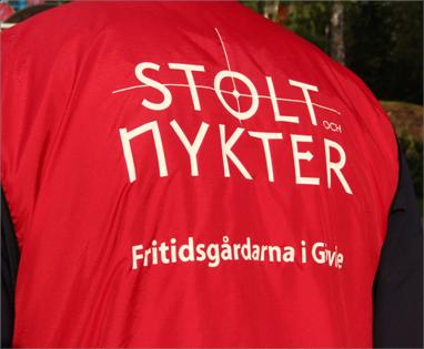 Stolt och nykter Stolt och Nykter är en nykter skolavslutning för elever från årskurs 7 till och med gymnasiet.