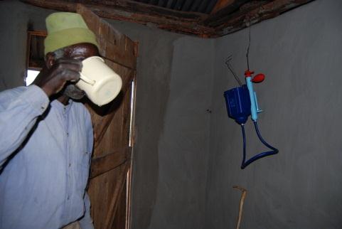 Familj 22 Rose Ogalo Föräldrarna är inte hemma men en son i 10-års åldern visade var reningsverket hängde och berättade att hans mamma renar vatten åt dem varje onsdag och fredag.