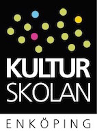 Sommarshow 2016 Kulturskolan Häng med på Kulturskolans musik-, dans- och teaterföreställning i Skolparken. På scenen står elever och lärarbandet från Kulturskolan.