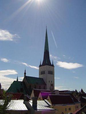 men det smala höga tornet byggdes först på 1400 talet. Elden har förstört kyrkan flere gånger, men den har alltid byggts upp på nytt. Tornet är i dag 124 m högt. St.