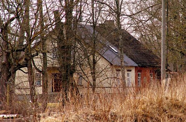 stort antal husdjur. I jordreformen togs hela egendomen till staten. Huvudbyggnaden blev skyddskårens huvudkvarter. Alla de byggnader, som finns kvar idag, har mera eller mindre förfallit.