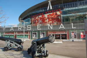 Några exempel är hur du tar dig från flygplatsen till centrala London och sedan till hotellet, hur du hittar till Emirates Stadium, viktig info innan du ska besöka Emirates Stadium, vilka biljetter