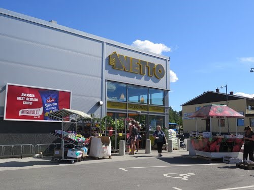 Vem är bäst? Ica, Coop, Netto i Älvängen Vi har frågat personer i Älvängen vilken affär dem handlar mest i och tycker är bäst i Älvängen. Intervju om mataffärer Fråga 1.