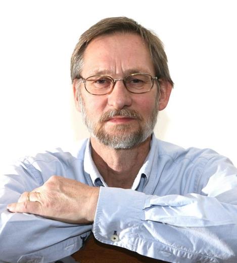 Ukraina i historien - Putins krig mot Europa Peter Johnsson är permanent bosatt i Warszawa varifrån han under fyra decennier har arbetat som utrikeskorrespondent för nordiska media.