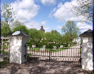 Kyrkomiljön Kyrkan är uppförd vid en uråldrig färdväg som följer Dalälvens dalgång. Stora Skedvi är Säters kommuns bördigaste område.