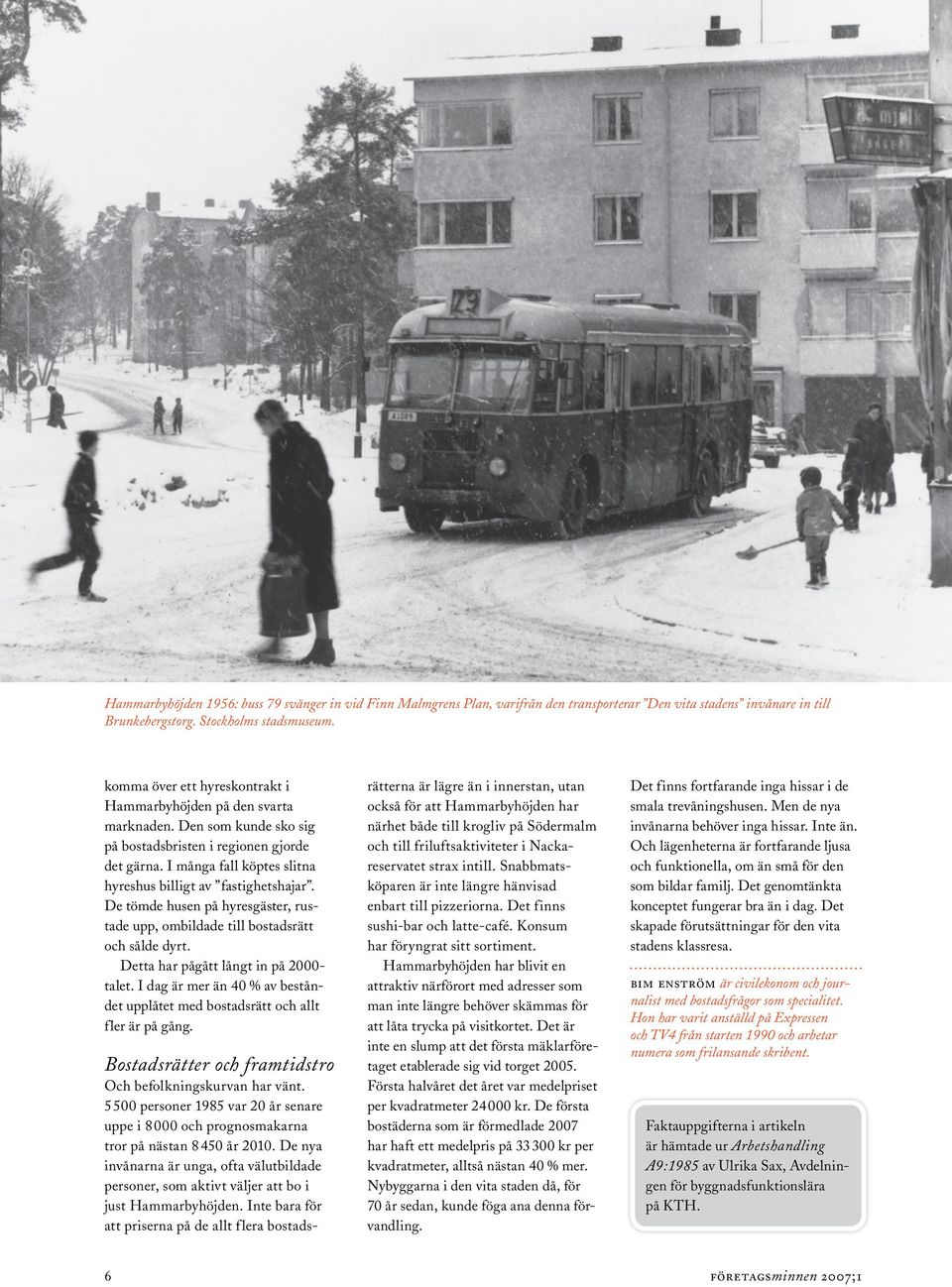 Hammarbyhöjden 1956: buss 79 svänger in vid Finn Malmgrens Plan, varifrån den transporterar Den vita stadens invånare in till Brunkebergstorg. Stockholms stadsmuseum.