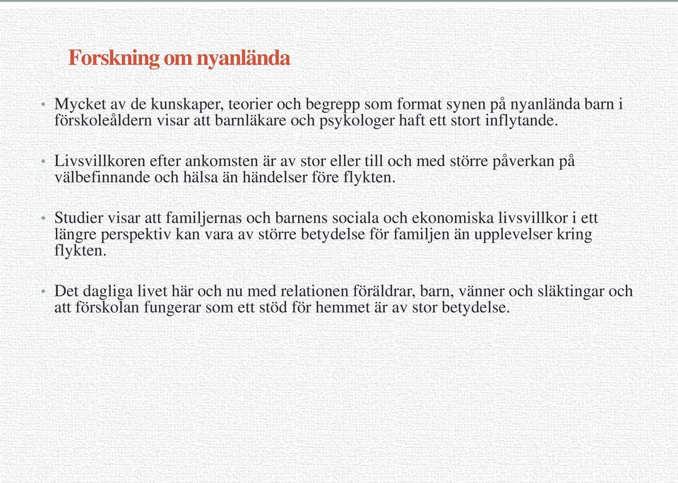 Studier visar att familjernas och barnens sociala och ekonomiska livsvillkor i ett längre perspektiv kan vara av större betydelse för familjen än upplevelser