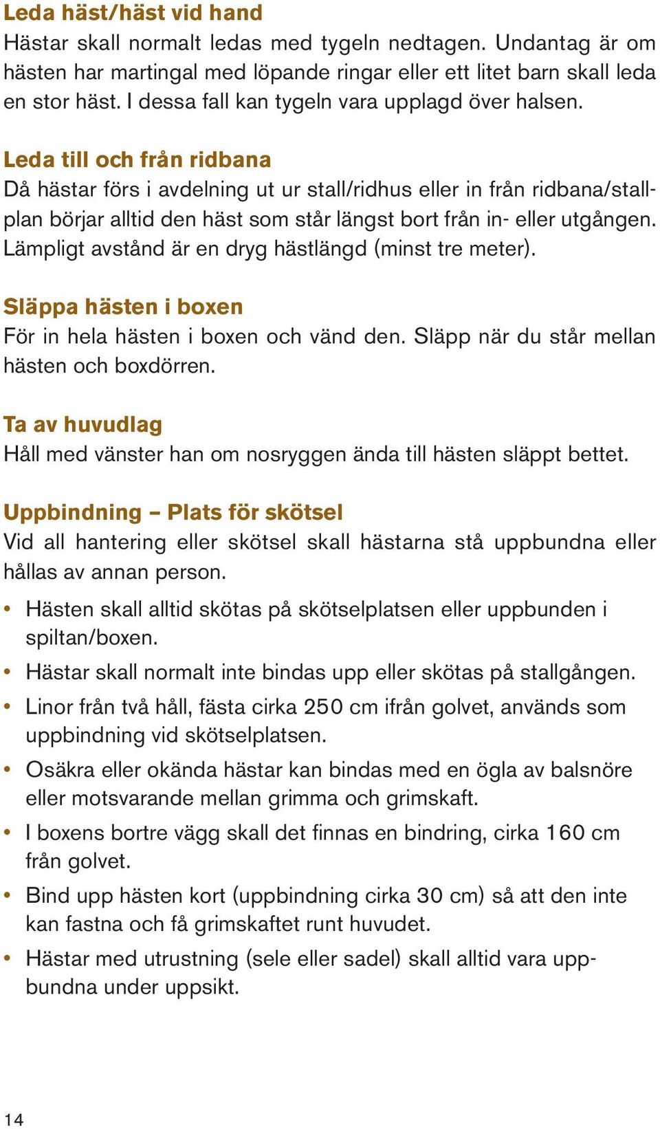 Leda till och från ridbana Då hästar förs i avdelning ut ur stall/ridhus eller in från ridbana/stallplan börjar alltid den häst som står längst bort från in- eller utgången.