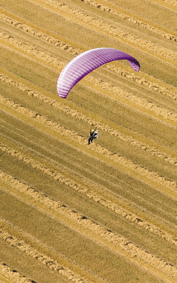 PA R A M O T O R F LY G U P P S A L A Paramotor i lugn luft När vinden har ebbat ut och varken berg eller vinsch fi nns till din hjälp kan du med en motor på ryggen ändå se världen från ovan.