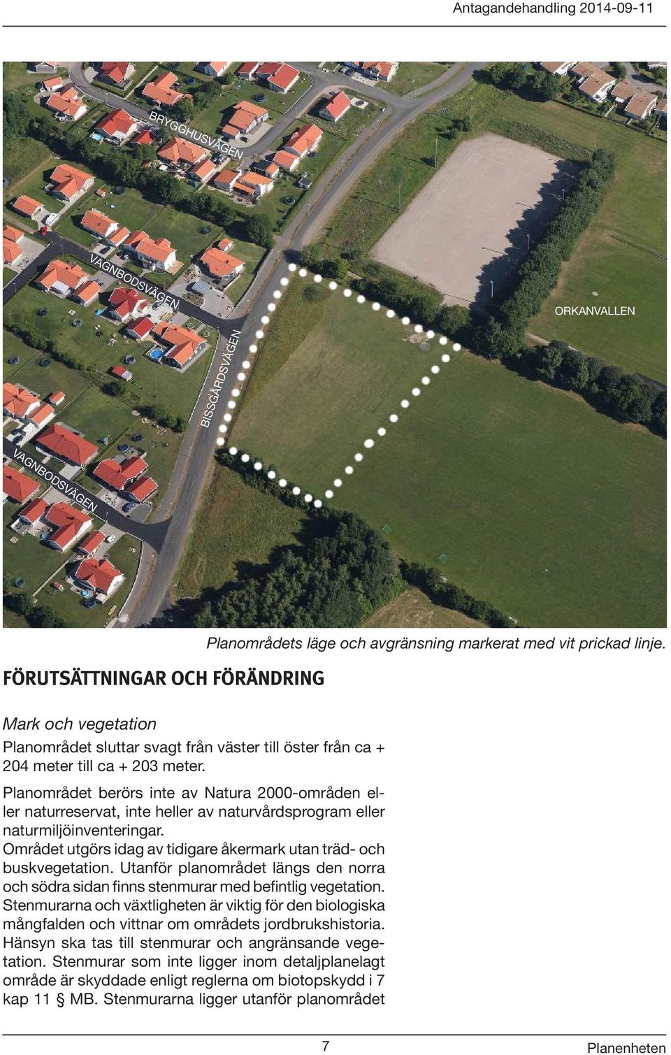 Området utgörs idag av tidigare åkermark utan träd- och buskvegetation. Utanför planområdet längs den norra och södra sidan finns stenmurar med befintlig vegetation.