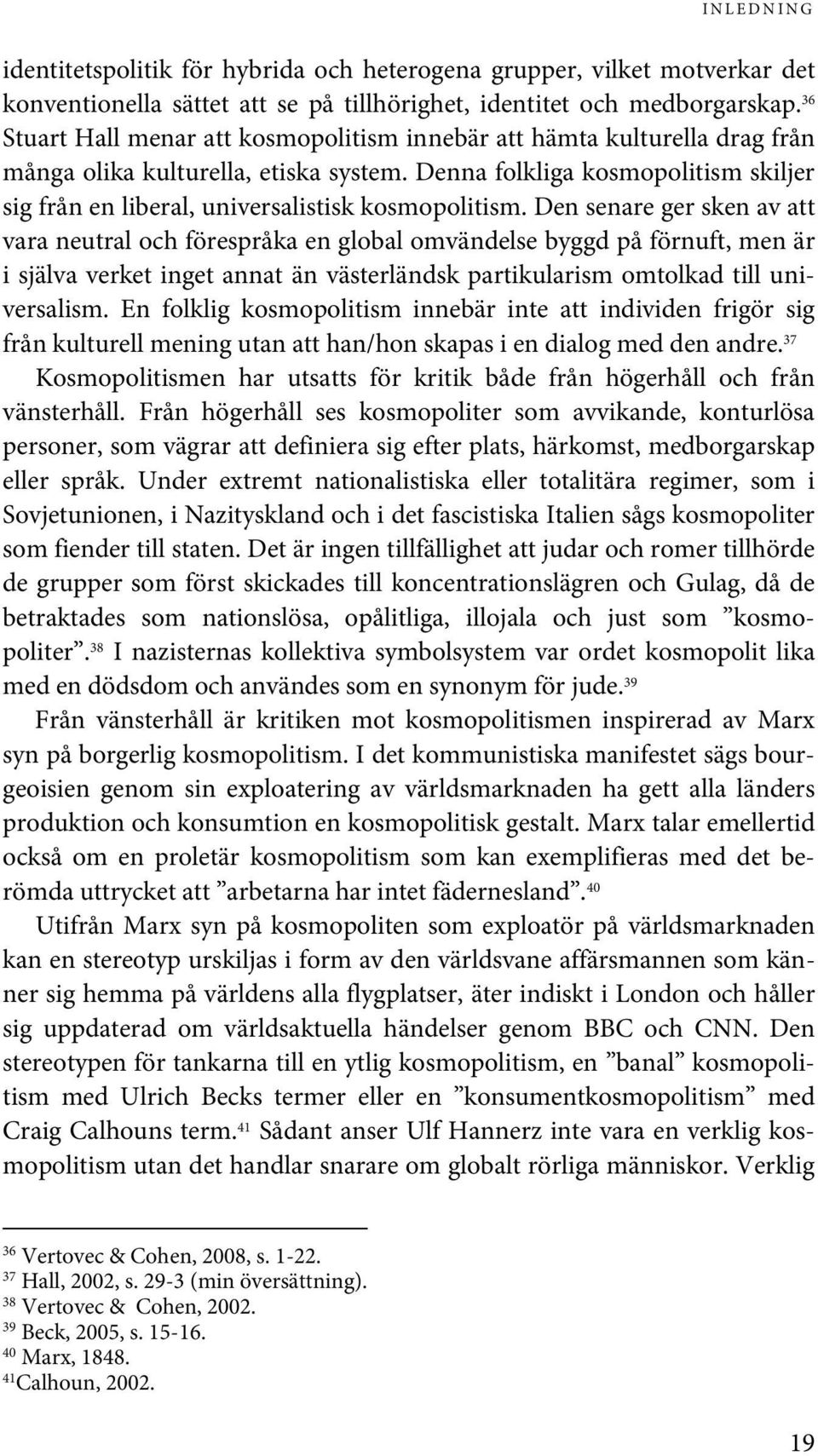 Denna folkliga kosmopolitism skiljer sig från en liberal, universalistisk kosmopolitism.